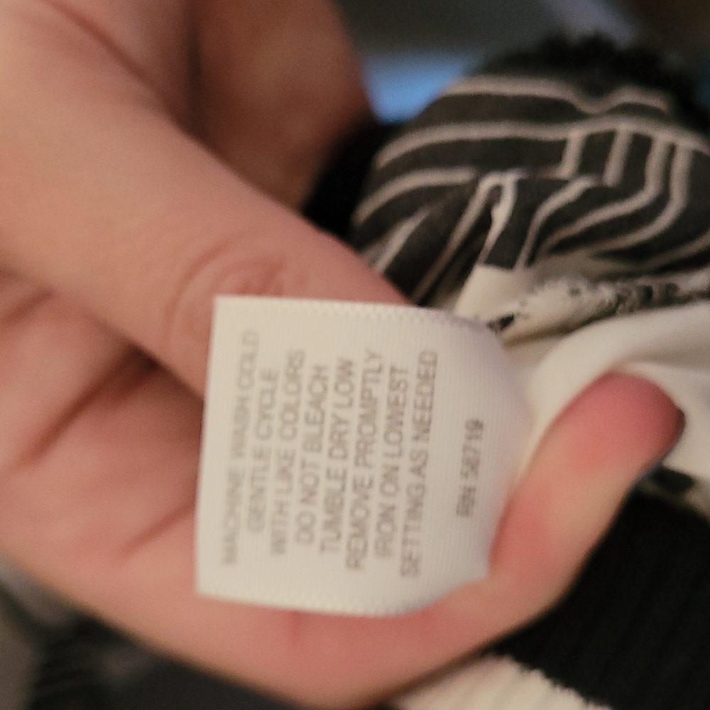 Relativity Woman’s Lightweight Zippered Black And… - image 3